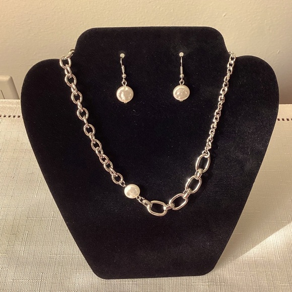 Pearl Silver Tone Pendant Necklace and Earrings - Picture 1 of 3